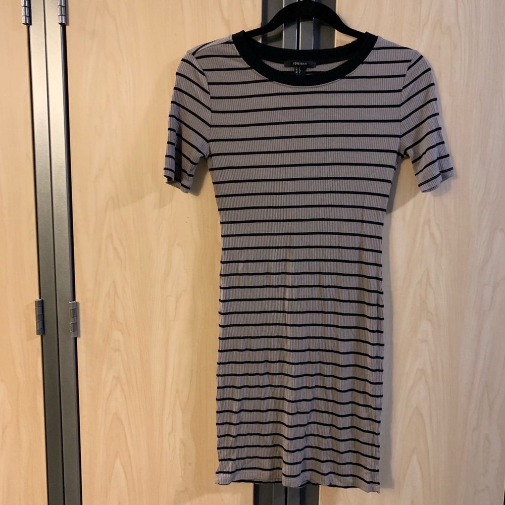 Form fitting short sleeve dress